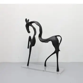 Минималистичен черен кон чугунена статуя Декорация на бюро Животински метални скулптурни орнаменти Творчески конни занаяти Модерен домашен декор
