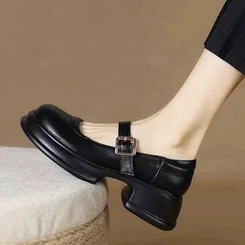Нови черни обувки катарама обувки лачена кожа плитка жена нисък ток момичета обувки