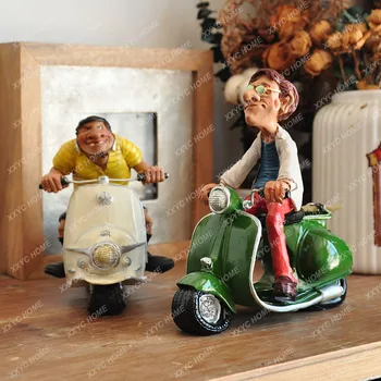 Рисуван френски хумор Преувеличен характер Малка овца мотоциклет масло моп кула смола декорации подарък